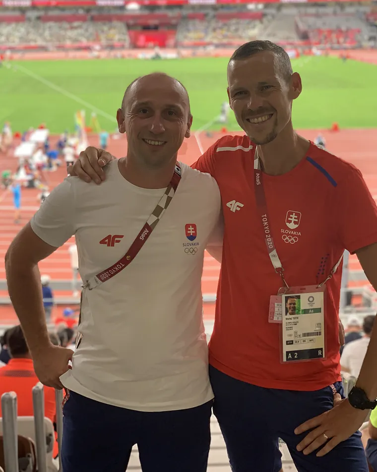 Denis Freudenfeld (vľavo) s olympijským víťazom Matejom Tóthom na štadióne v Tokiu